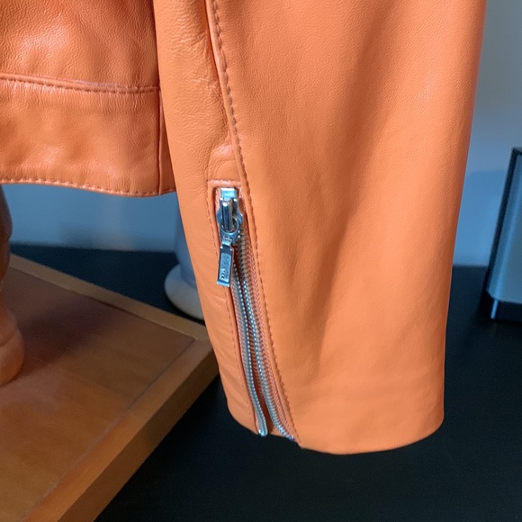 Leather jacket beautifully lined zipper detail on sleeve - Picture 2 of 10